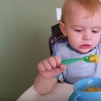 Как научить ребенка кушать самостоятельно: полезные советы Как учить ребенка кушать ложкой